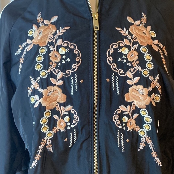 NWOT Forever 21 Black, White & Floral Zip Up Jacket Size Small - Picture 2 of 12